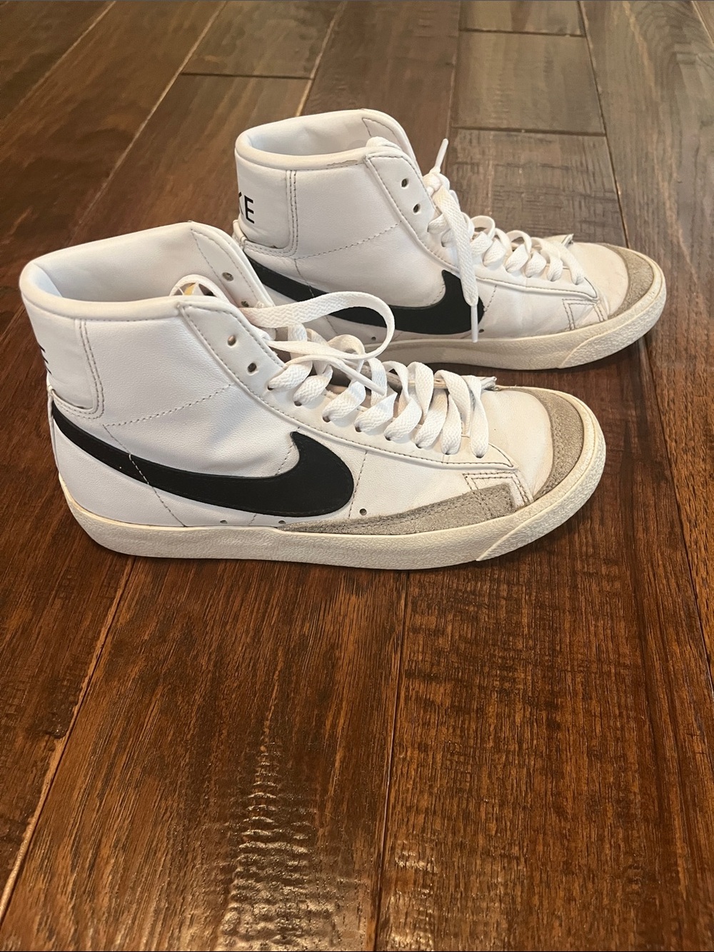 Nike Women’s Blazer Mid 77